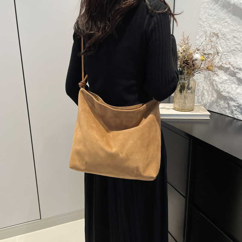 Retro casual commuting large-capacity bag for women, 2024 new autumn and winter suede tote bag, a niche and versatile shoulder bag details Picture