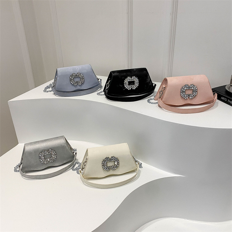 Stylish retro diamond-encrusted small square handbag, 2025 new style, women's bag, commuting quality, single-shoulder crossbody bag Application Scenario