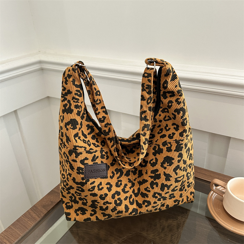 A new leopard print fashionable tote bag, a casual and personalized large-capacity single-shoulder bag, a retro soft-faced crossbody bag for spring 2025 full figure