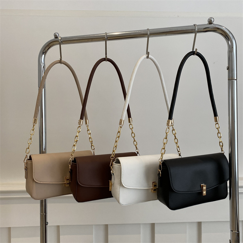 The new winter 2024 underarm bag for women features a niche design that is fashionable, versatile and high-end, making it a trendy single-shoulder crossbody bag for commuting Application Scenario