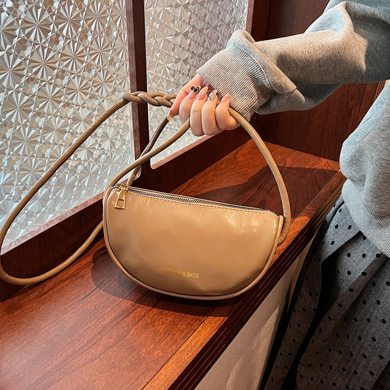 The high-end patent leather half-moon bag for women in the spring of 2025 is a niche design. It features a single-shoulder crossbody bag that is popular for going out like dumplings full figure