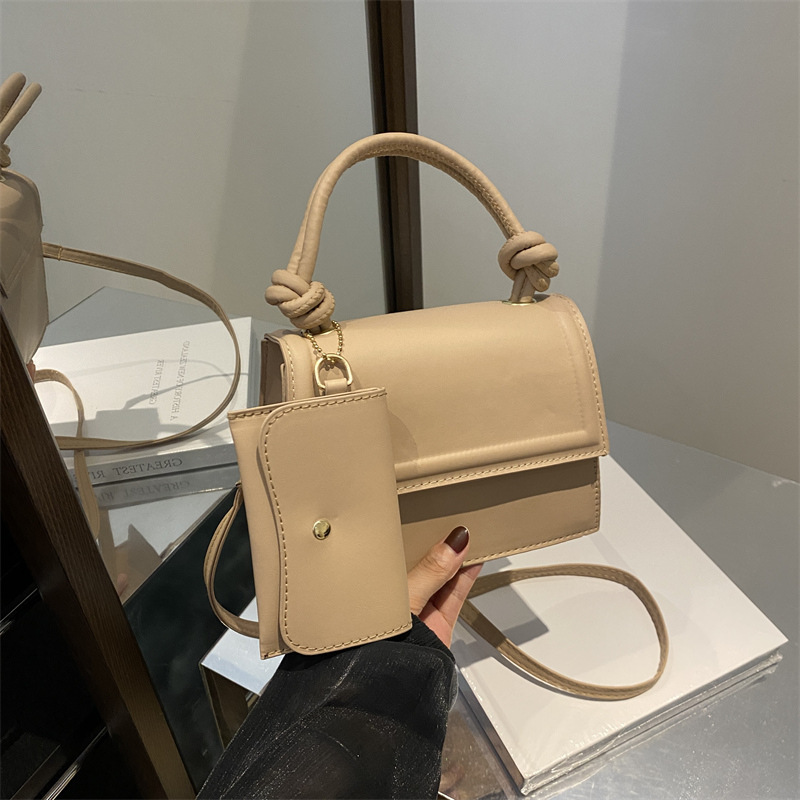 This year, crossbody bags are in vogue. The new summer 2024 collection features fashionable and simple handbags with a minimalist style, including single-shoulder bags and small square bags details Picture