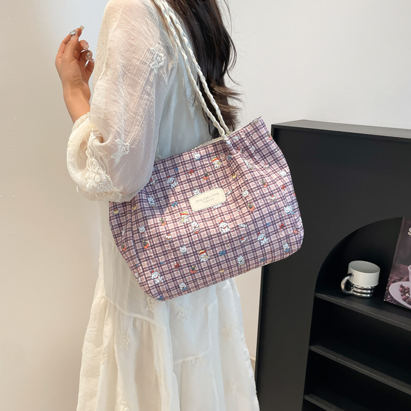This is a new retro college style, versatile and large-capacity casual single-shoulder handbag for college students commuting to class in 2025 Specification drawing