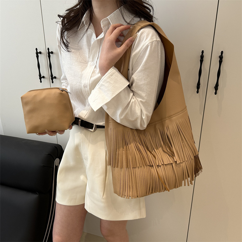 A niche design Korean-style fashionable fringed individual single-shoulder bag for women 2025, a versatile large-capacity underarm bag details Picture