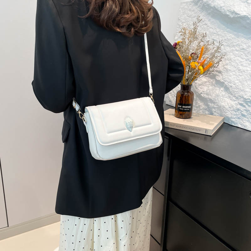 The 2025 new Korean style simple and fashionable women's bag, single-shoulder crossbody bag, solid color, elegant and trendy, small square bag for women, trendy details Picture