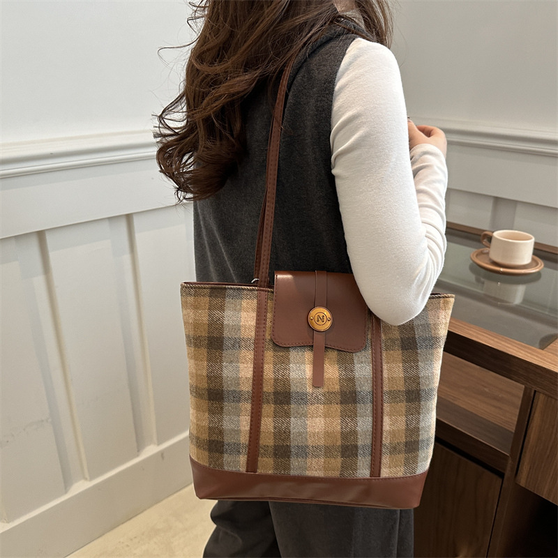 Woolen checkered large-capacity bag for women's winter 2024 new style trendy retro tote bag, versatile casual backpack details Picture