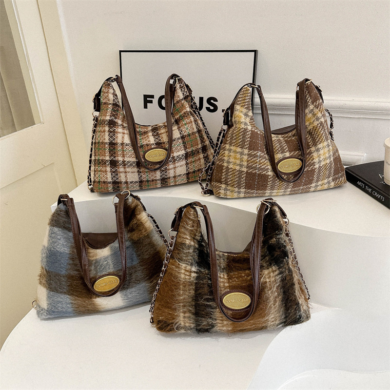 Large-capacity checkered backpack, versatile new shoulder bag, high-end, simple and niche casual tote bag handbag Application Scenario