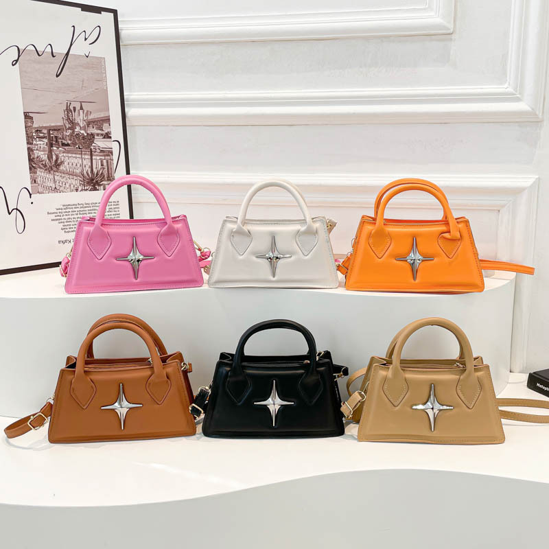 This year's popular fashion handbag for women's commuting in spring 2025 is a simple and stylish single-shoulder crossbody small square bag Application Scenario