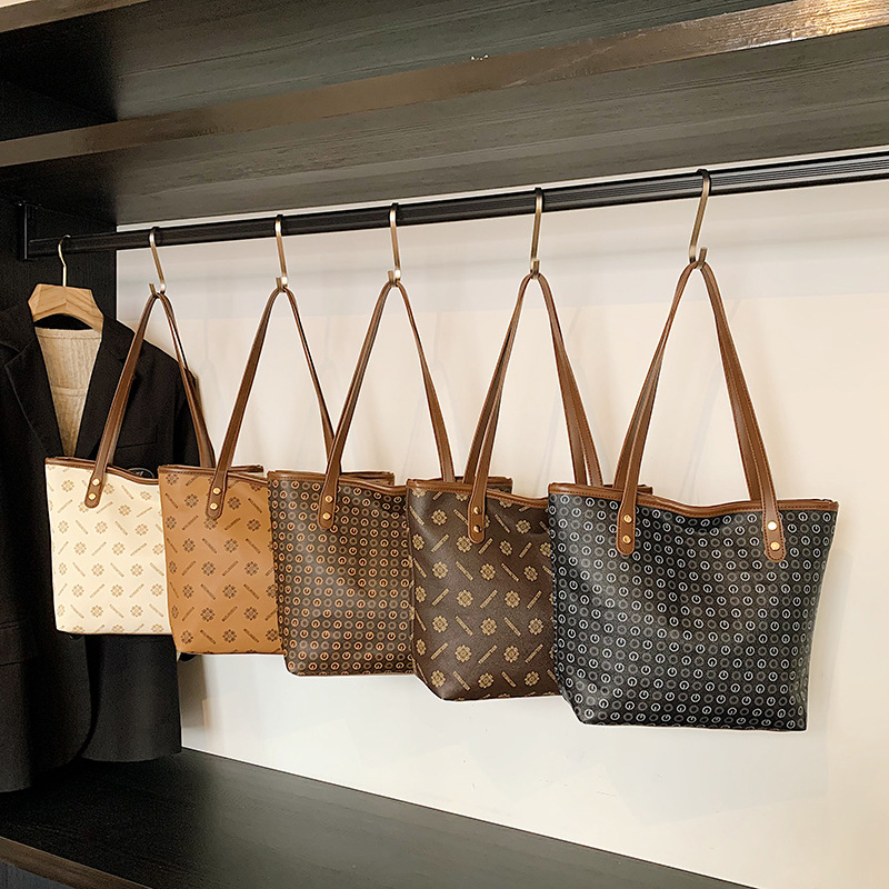 The new 2025 trendy, fashionable and elegant single-shoulder armpit bag for commuting, casual and stylish, with a large capacity tote bag Application Scenario