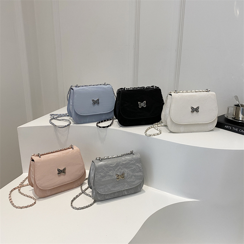 A niche design with a high-quality chain bag for women in the autumn of 2024. This small square bag is a commuter single-shoulder crossbody bag for girls Application Scenario
