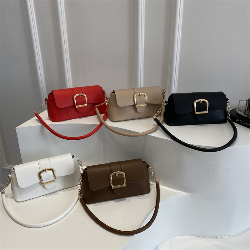 High-end hand-held underarm bag for women 2025 cross-border new style, retro horseshoe buckle, fashionable single-shoulder crossbody baguette bag Application Scenario
