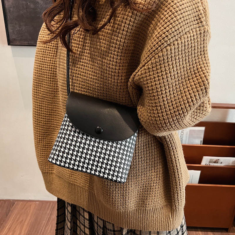 The niche Maillard retro 2024 new bag, a stylish and versatile small square bag with a single shoulder and a stylish crossbody details Picture