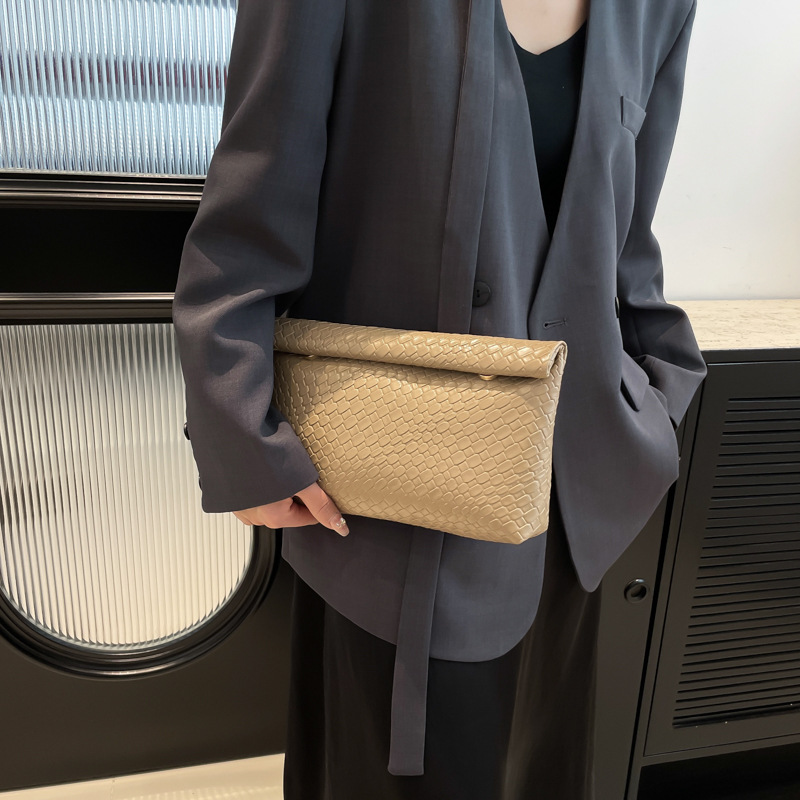 Casual and versatile crossbody bag for women, Spring/Summer 2025 new Korean-style single-shoulder bag, fashionable and trendy commuting small square bag for women details Picture
