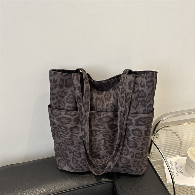 A fresh leopard print handbag with large capacity for the autumn and winter season, a new retro and fashionable casual single-shoulder bag for women full figure