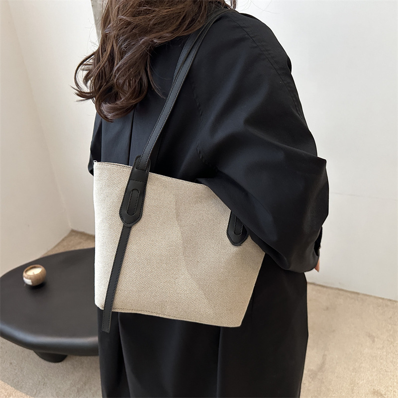 The 2024 new large-capacity, elegant and stylish autumn underarm bag is a trendy and casual bucket bag for women details Picture