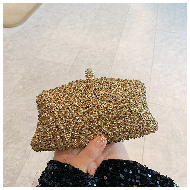 The cross-border fashion lady's shiny water diamond evening bag can be paired with evening gowns. It is a fashionable, elegant and stylish clutch bag details Picture