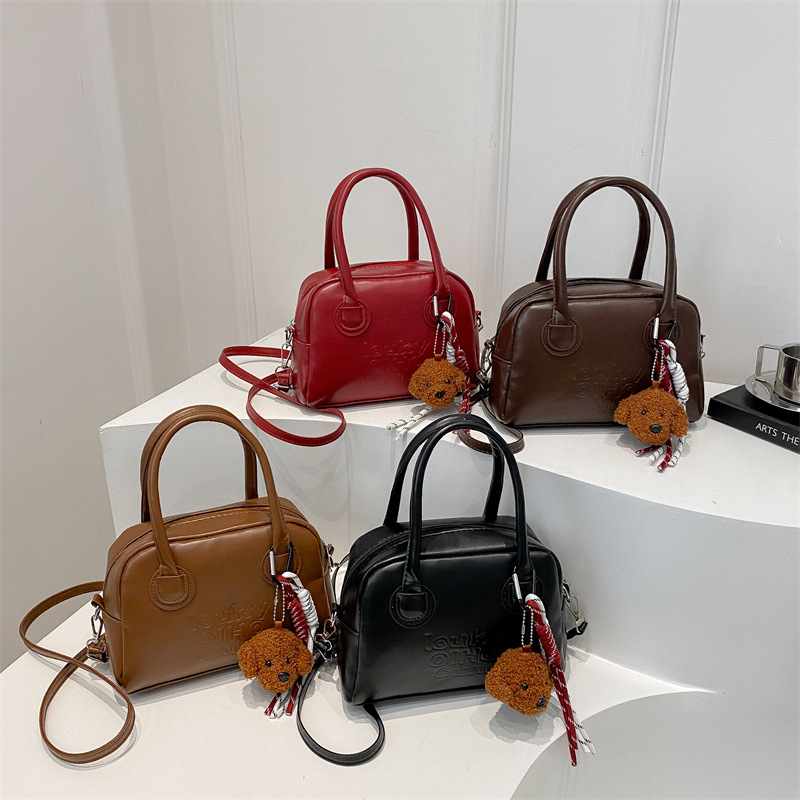 A new style of elegant casual bag for women in 2025, featuring a fashionable and simple style, is a casual hand-held shoulder bag and a crossbody bag Application Scenario