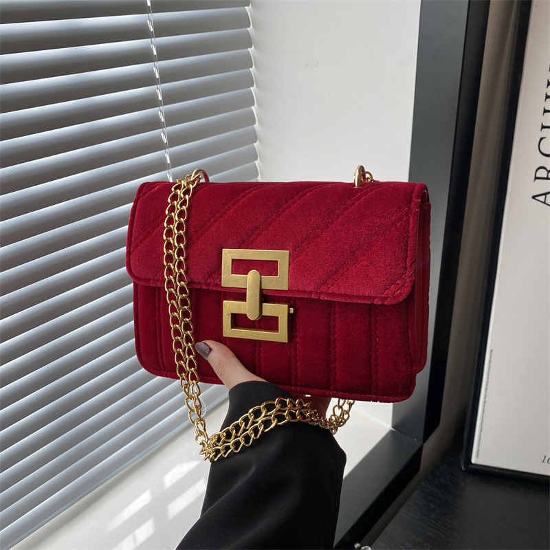 A retro, fashionable and high-quality chain small bag for women, a new winter 2024 versatile Instagram single-shoulder crossbody bag, a small square bag full figure