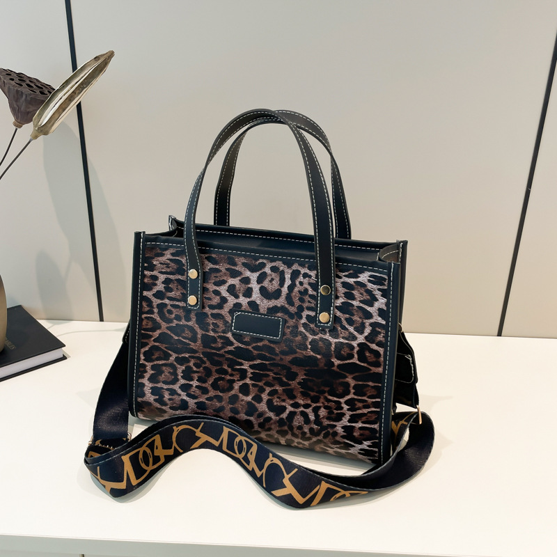 Leopard print personality 2024 New trendy, large-capacity, fashionable and stylish single-shoulder tote bag for autumn and winter full figure