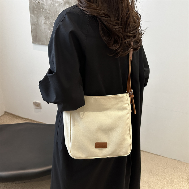 Large-capacity student class bag 2024 new style fashionable commuter tote bag for women, ins ethnic style single-shoulder handbag details Picture