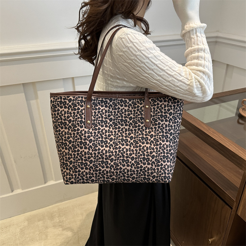 This is a new style of large-capacity leopard print bag with a European and American style. It's a popular tote bag for commuting to school this year Specification drawing