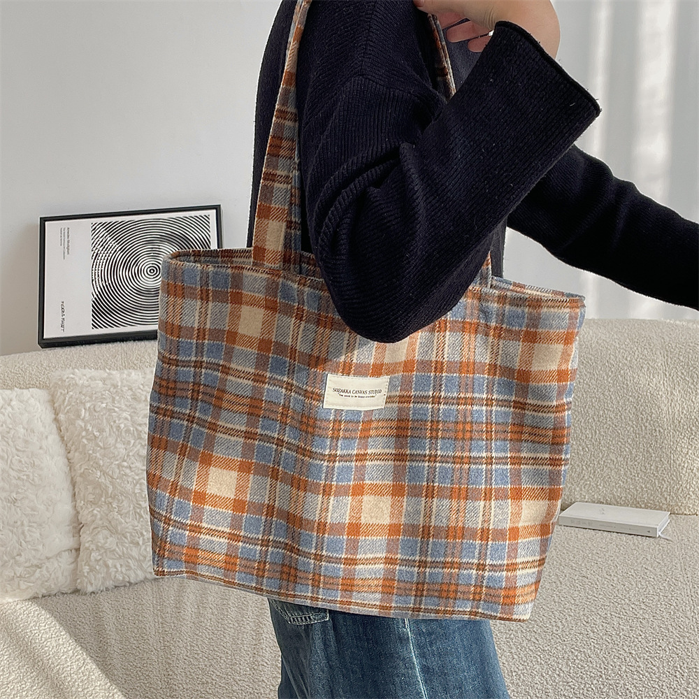 410161 Autumn/Winter Edition Woolen checkered single-shoulder bag, large-capacity handbag, retro student commuting fashion women's bag Application Scenario