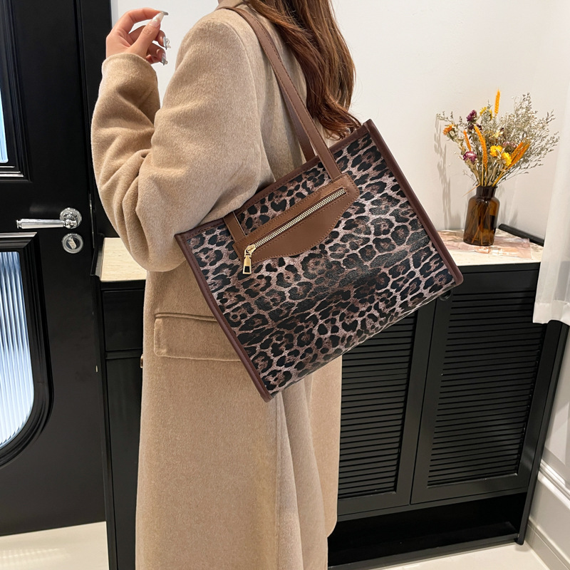 Fashionable leopard print handbag for women, large-capacity 2024 autumn/winter new trendy tote bag, commuting quality crossbody bag Application Scenario