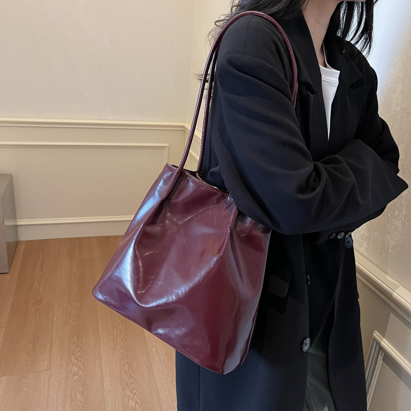 High-end oil-leather casual underarm large-capacity tote bag for women, 2024 new retro commuter fashion single-shoulder bag Specification drawing
