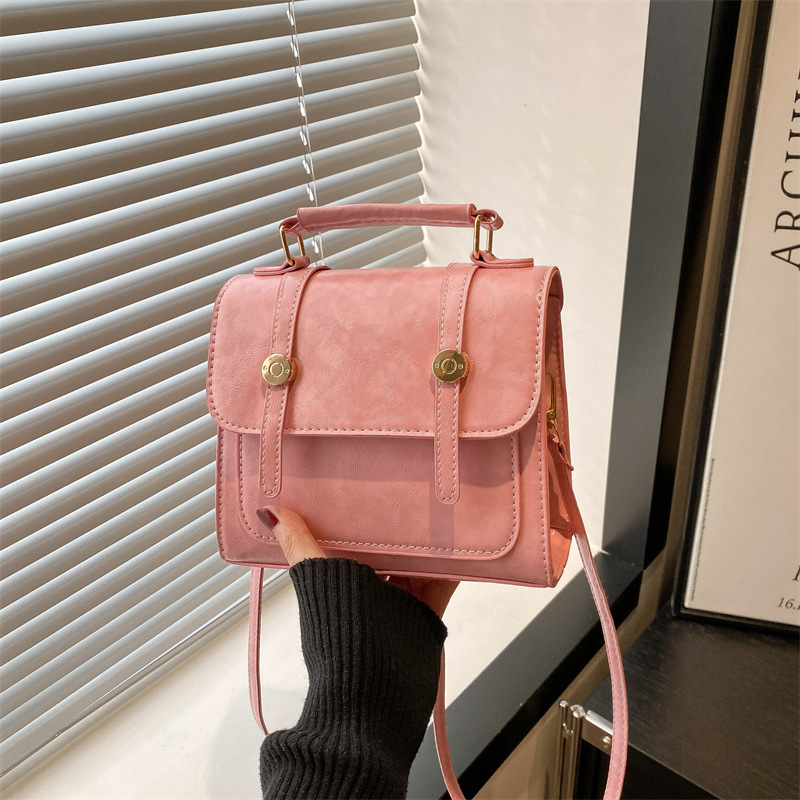 This is a simple and fashionable handbag with a commuting feel. It is a versatile Instagram single-shoulder crossbody bag and a small square bag for women full figure