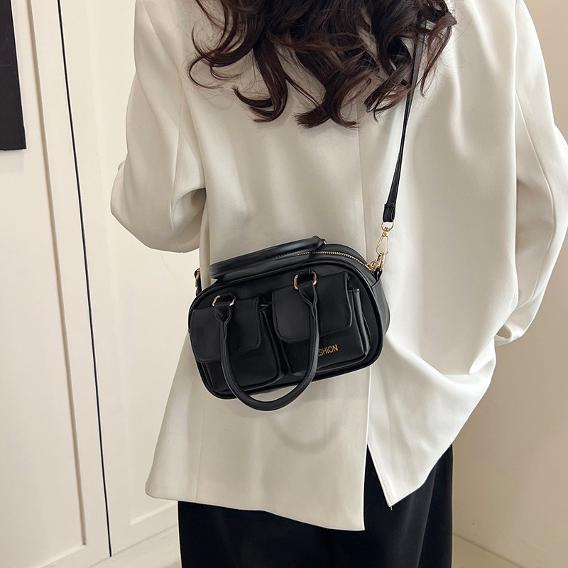 A trendy and retro style for women carrying small bags in 2025, a niche Korean single-shoulder crossbody pillow bag for commuting Specification drawing