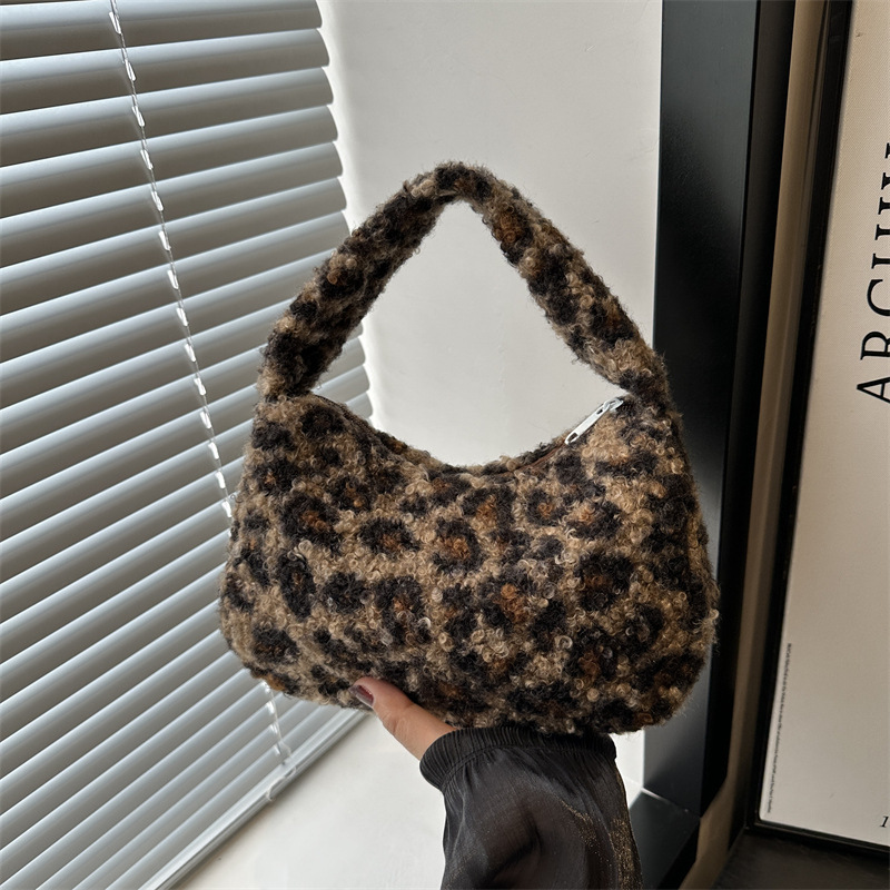 Cute girl's small bag 2024 autumn/Winter new style fashionable plush leopard print large capacity shoulder bag and underarm bag full figure