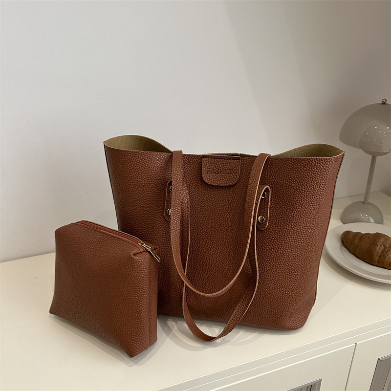 Large-capacity 2024 new women's bag, fashionable and retro hand-held shoulder bag, simple and versatile tote bag, commuting bag full figure