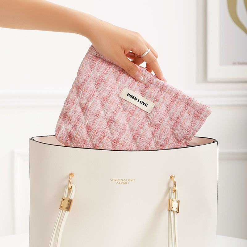 The new Xiu Meng hand-held storage bag is a fashionable small chanel-style makeup bag and a portable makeup bag for women. It has a large capacity and a high-end feel details Picture
