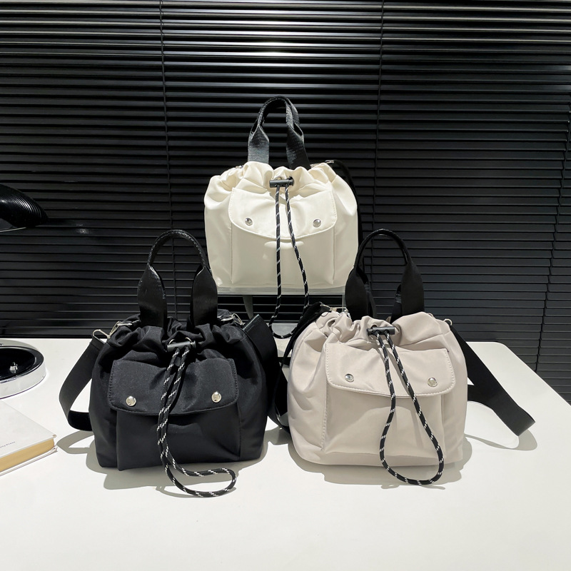 The new 2025 women's underarm bag with contrasting colors, a fashionable and high-quality casual single-shoulder bag, and a retro crossbody bucket bag that is trendy Application Scenario