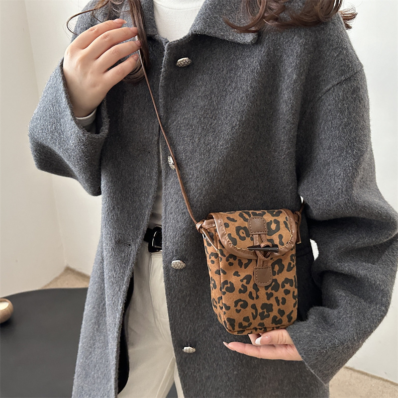 The leopard print underarm bag, a Korean retro and fashionable bucket bag, is a new winter 2024 model with a niche design and a stylish single-shoulder bag Specification drawing