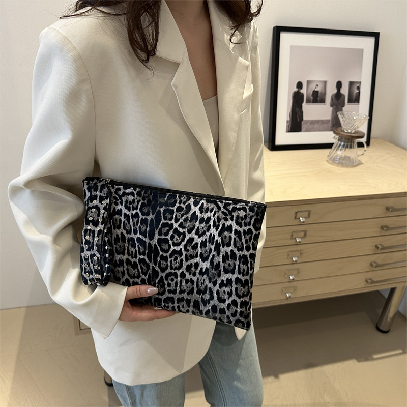 The new 2024 autumn collection features a unique leopard print small square bag, a casual handbag, a shoulder bag, a stylish and fashionable women's bag, and a daily bag Specification drawing