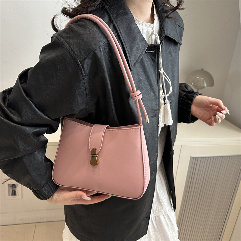 The 2025 new style of unique and niche Korean-style fashionable crossbody bag, a stylish commuter lady's single-shoulder crossbody underarm bag details Picture