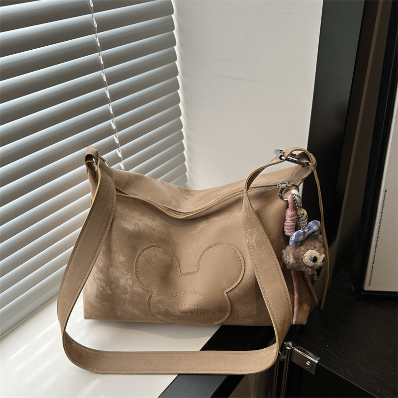 The 2025 new style women's fashion single-shoulder crossbody bag is versatile and casual. The large-capacity armpit pillow bag is a cross-border trend full figure