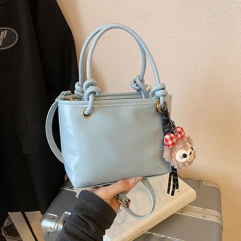 Spring 2025 new style fashionable retro texture solid color commuter single-shoulder crossbody bag, minimalist hand-held bucket bag full figure