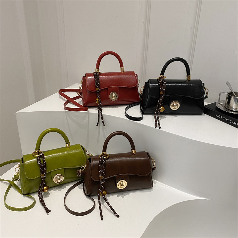 Oil-leather retro commuter handbag, a new winter trend for women, versatile and casual, fashionable crossbody bag for commuting to work Application Scenario