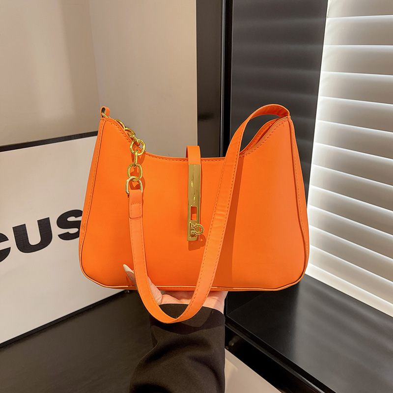 Solid color 2024 new style casual, elegant, simple and retro, winter fashion, lockable single-shoulder underarm bag full figure