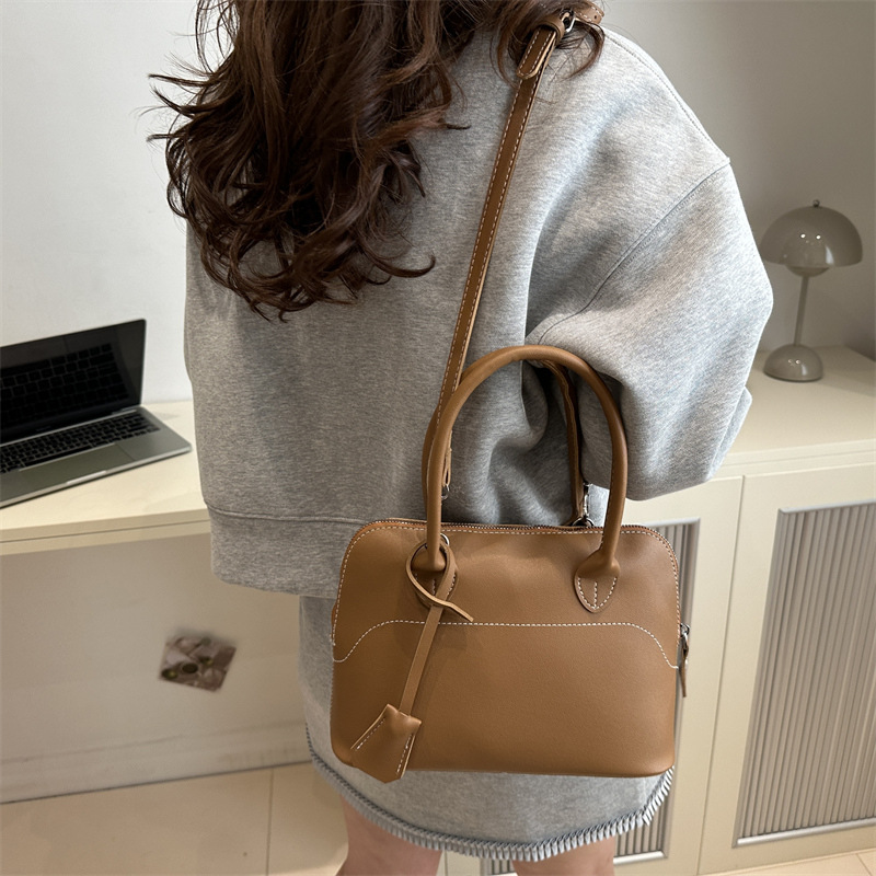 A retro matte bag for women, a new autumn/winter 2024 fashion and casual single-shoulder bag with a niche and high-end feel Specification drawing