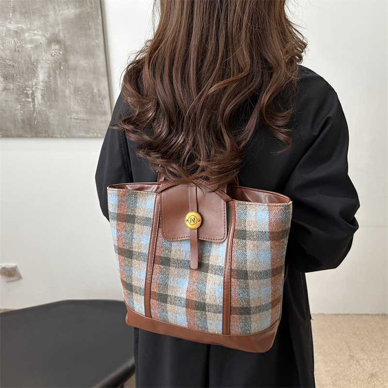 Woolen checkered large-capacity bag for women's winter 2024 new style trendy retro tote bag, versatile casual backpack full figure
