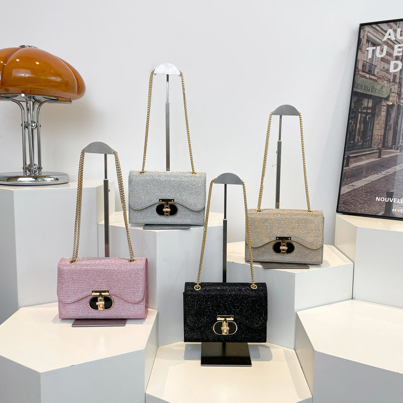 A fashionable, retro and stylish 2025 spring new lock with a textured chain single-shoulder crossbody small square bag for women Application Scenario
