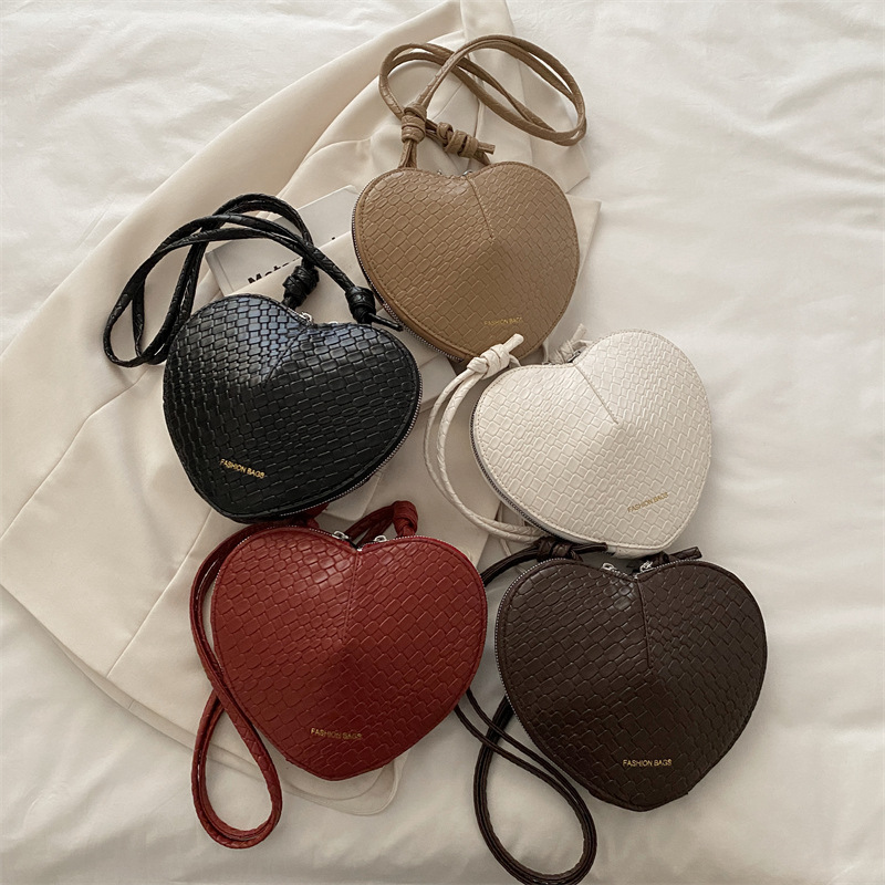 Fashionable heart-shaped small bag for women, Spring 2025 new casual heart-shaped bag, stylish and versatile single-shoulder crossbody bag Application Scenario