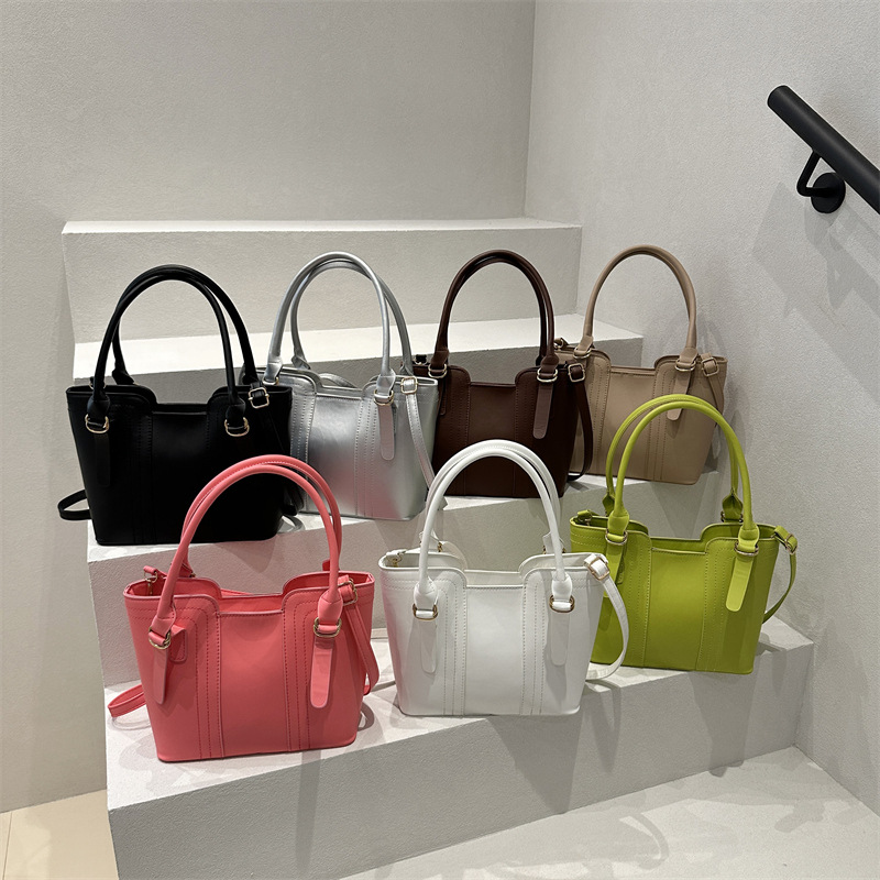 Korean style fashionable handbag for women 2025 new commuter bucket bag, high-end split-style casual single-shoulder crossbody bag Application Scenario