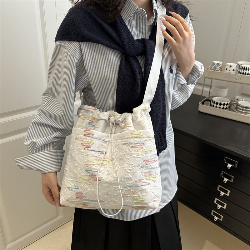New Chinese-style rainbow striped embroidered bucket bag, 2025 new Summer diamond-shaped chain single-shoulder bag, stylish and trendy crossbody bag Specification drawing