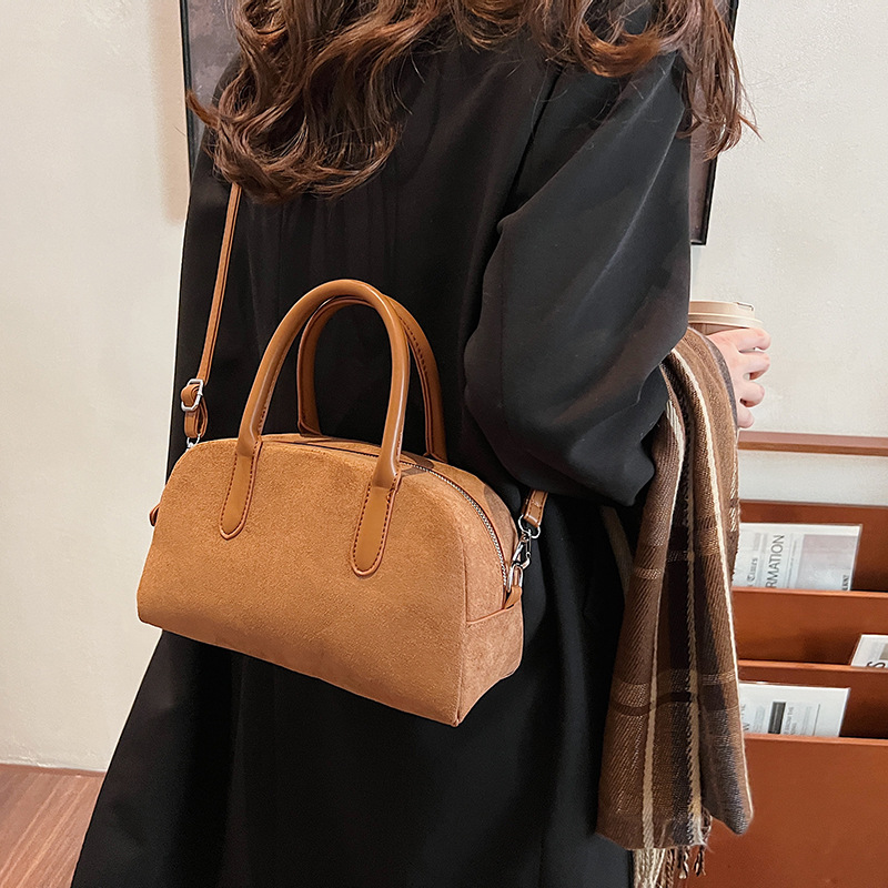 2024 New Korean niche design, high-end quality women's bowling bag, large-capacity hand-held Boston bag for women details Picture