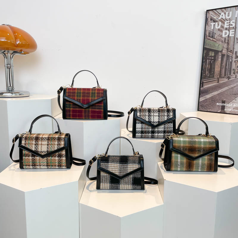A new 2024 trendy, fashionable, casual and elegant small square handbag, a retro and individual women's bag, a high-quality crossbody bag Application Scenario
