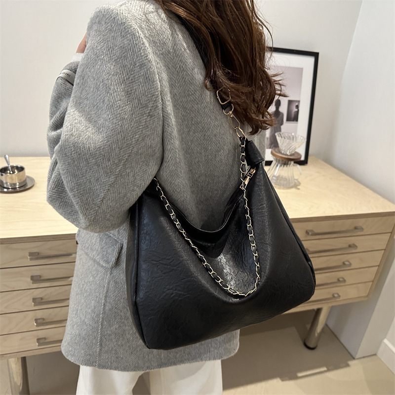 Soft surface solid color large capacity 2024 new winter casual chain commuting crossbody single-shoulder underarm tote women's bag details Picture